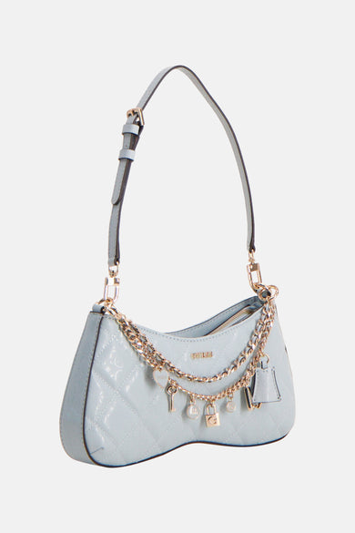 Sac à bandoulière bleu Guess, avec un motif matelassé en losanges, des détails de chaîne dorée et des breloques.