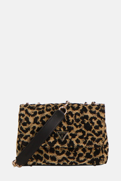 Bruine schoudertas van Guess met een panterprint, gouden details en een zwarte schouderband.
