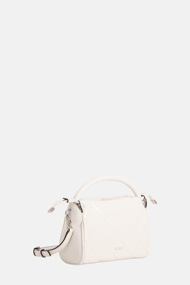 Witte handtas van Guess met diagonaal gestikte details en een korte handgreep.
