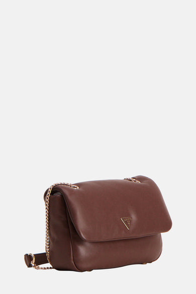 Bruine schoudertas van Guess, met gouden kettingband en logo detail.

