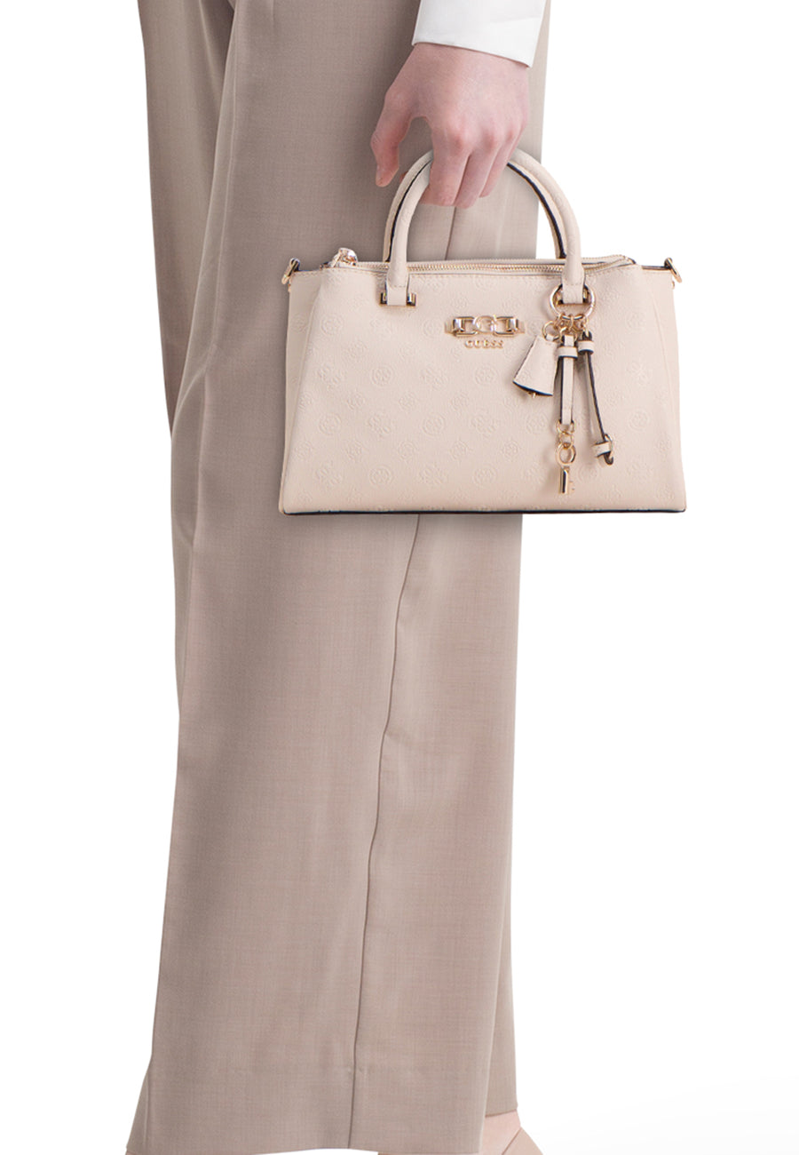 Sac à main beige Guess, avec imprimé logo et un porte-clés.