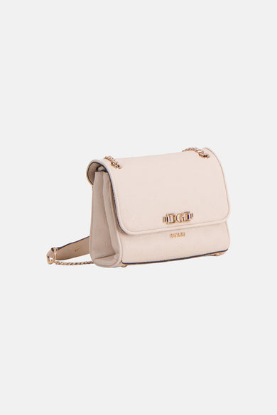 Sac à bandoulière blanc Guess, avec un motif subtil et un détail de chaîne dorée.