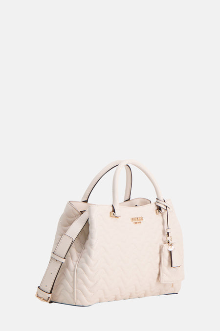 Sac à main blanc de Guess, avec un motif zigzag en forme de losange et une bandoulière, vu d'un angle.