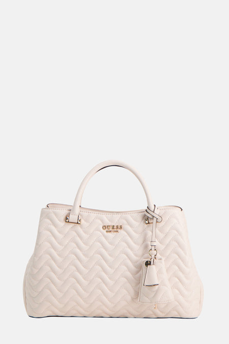 Witte handtas van Guess met een gestikt zigzagpatroon en een hangende accessoire.
