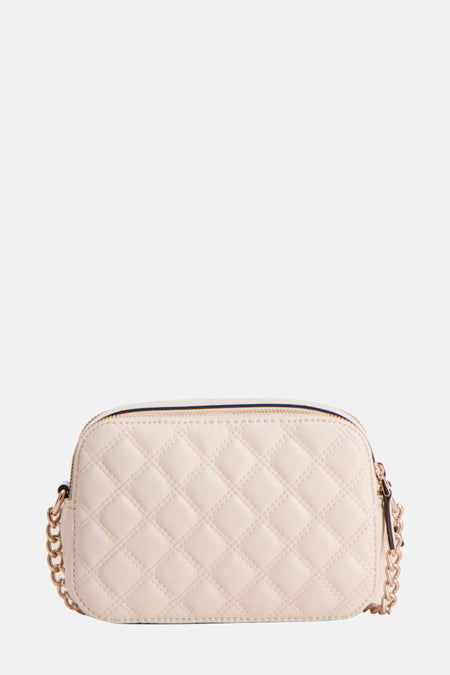 Witte schoudertas van Guess, met een doorgestikt ruitpatroon en een gouden ketting als schouderband.

