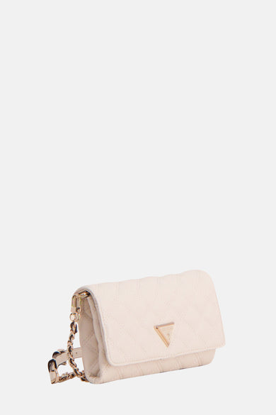 Sac à dos blanc de Guess, avec un motif de lunettes imprimé et une chaîne dorée comme bandoulière.