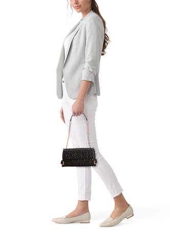 Sac à dos noir de Guess avec un motif de lunettes gravé et une boucle en chaîne d'or.