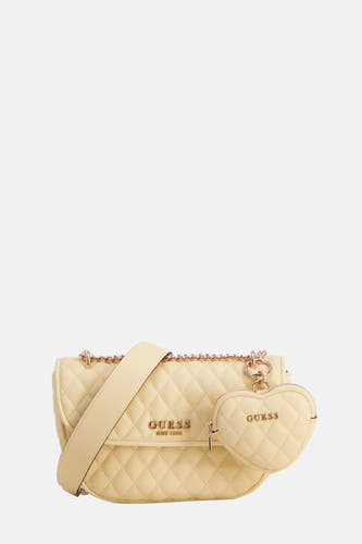 Gele schoudertas van Guess, met doorgestikt ruitpatroon, hartvormige accessoire en gouden kettinghengsel.
