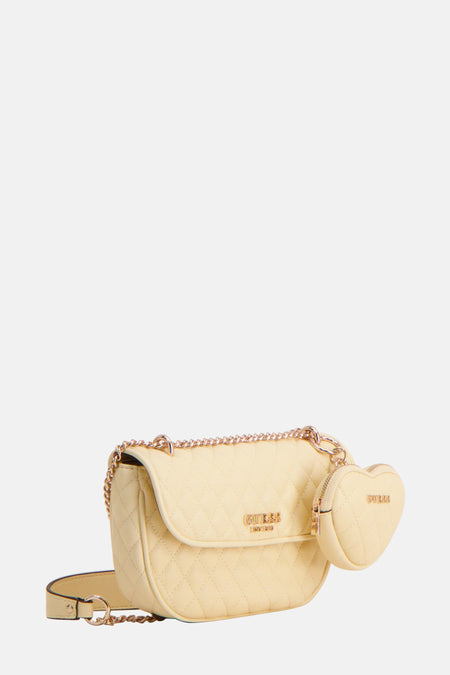 Sac à dos Guess bleu avec un motif de carreaux et une poche en forme de cœur sur le côté.