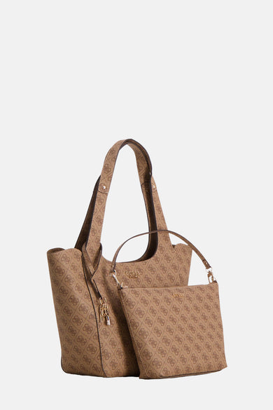 Sac à épaules marron de Guess avec imprimé logo intégral et détails dorés.