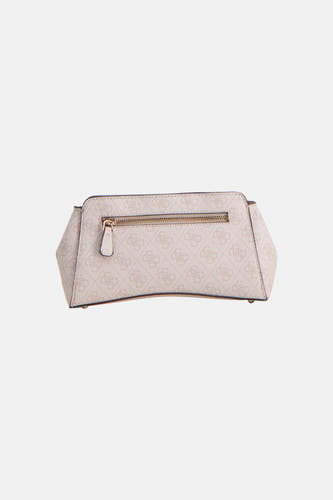 Beige schoudertas van Guess met all-over monogrampatroon en een ritssluiting aan de achterkant, bovenaf gezien.