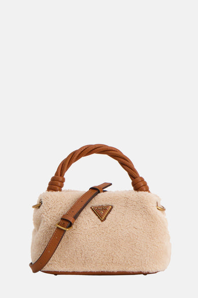 Ecru handtas van Guess met een zachte teddy textuur, bruine accenten en een gevlochten handvat.

