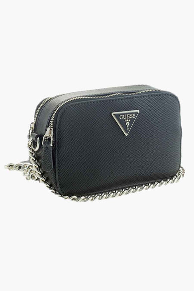 Sac à dos noir de Guess, avec des fermetures éclair argent et et une chaîne comme bandoulière.