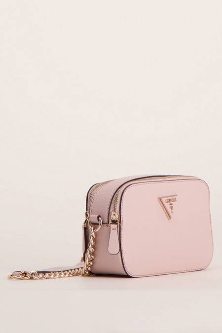 Roze schoudertas van Guess met goudkleurige details en kettinghengsel, zijaanzicht.
