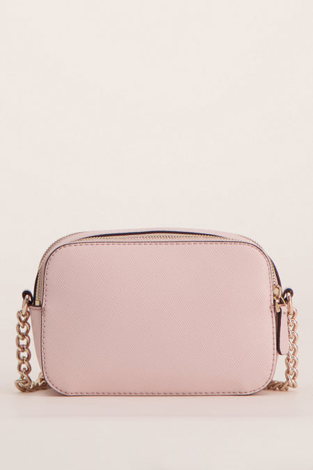 Roze schoudertas van Guess, met een gouden kettingriem en ritssluiting.