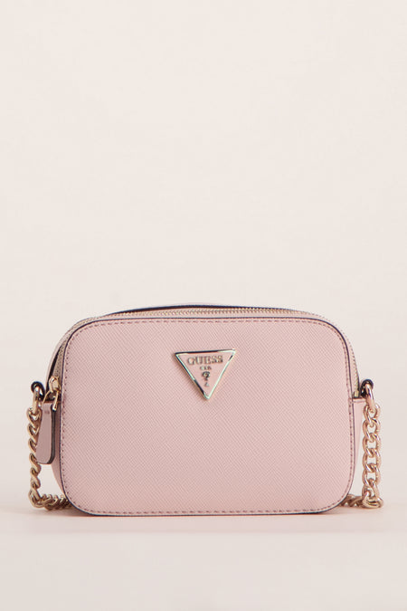 Roze schoudertas van Guess met een gouden ketting als schouderband en een driehoekig logo.
