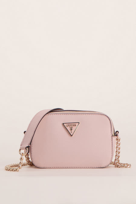 Roze schoudertas van Guess, met een goudkleurige ketting en een driehoekig logo.
