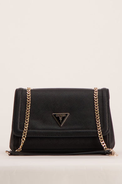 Sac à dos noir de Guess, avec une ceinture en chaîne d'or et un logo imprimé.