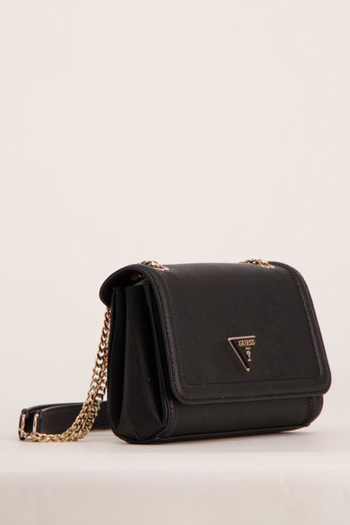 Sac à dos noir de Guess avec des détails de chaîne en or et le logo sur l'avant.