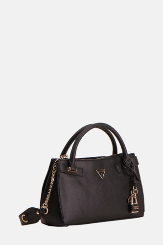 Zwarte handtas van Guess met handvatten, een zilverkleurige ketting en een Guess-logo als hanger.

