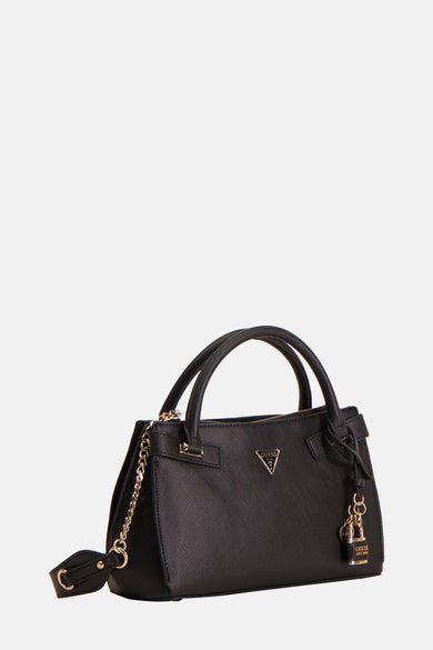 Zwarte handtas van Guess met handvatten, een zilverkleurige ketting en een Guess-logo als hanger.
