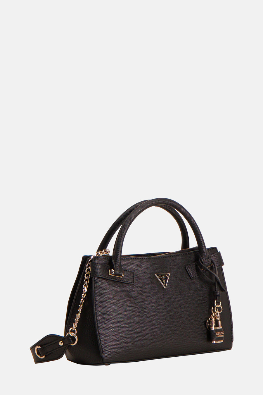 Zwarte handtas van Guess met handvatten, een zilverkleurige ketting en een Guess-logo als hanger.

