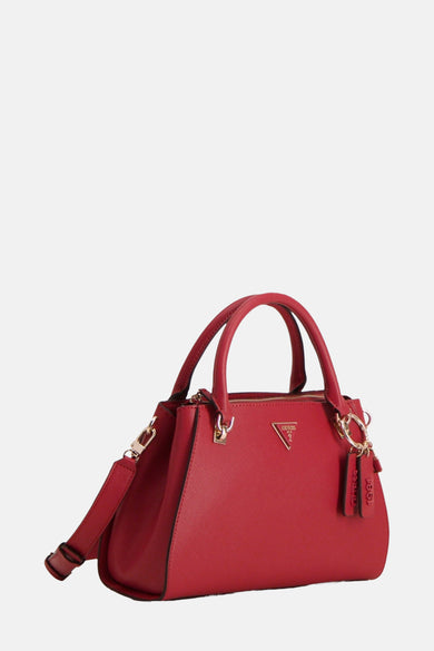 Sac à main rouge de Guess avec des détails dorés et une bandoulière avec le logo.