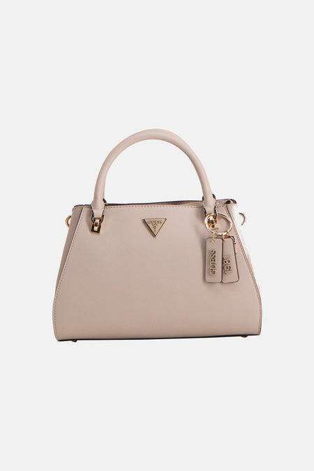 Sac à main beige Guess avec une poignée et un pendentif de marque.