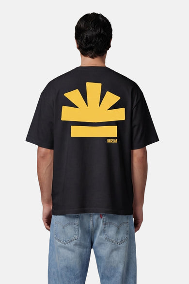 Zwart T-shirt met korte mouwen van BASELAB, met een groot geel grafisch ontwerp op de rug.