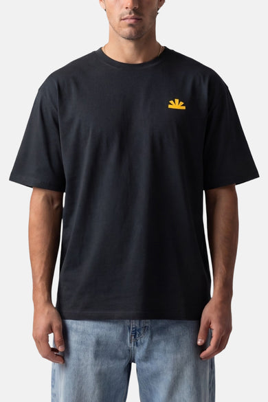 Zwart T-shirt met korte mouwen van BASELAB, met een klein geel logo op de borst.