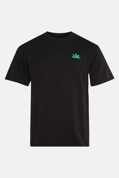T-shirt noir à manches courtes de BASELAB, avec un logo vert sur la poitrine.