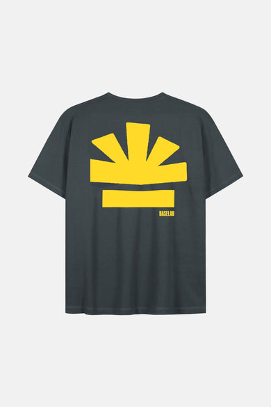 Grijs T-shirt met korte mouwen van BASELAB, met een groot geel logo op de achterkant.
