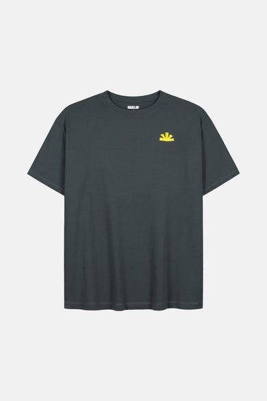 Grijs T-shirt met korte mouwen van BASELAB, met een klein geel logo op de borst.