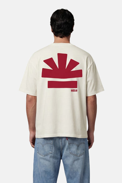 T-shirt blanc à manches courtes de BASELAB, avec un imprimé graphique rouge au dos.