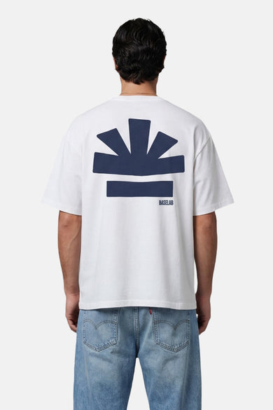 T-shirt blanc à manches courtes de BASELAB, avec un imprimé bleu foncé dans le dos et porté avec un jean.