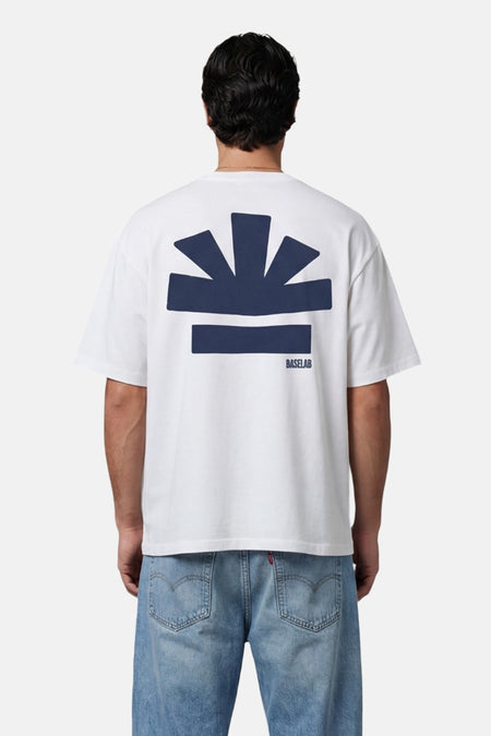 Wit T-shirt met korte mouwen van BASELAB, met een donkerblauwe print op de rug en gedragen met jeans.