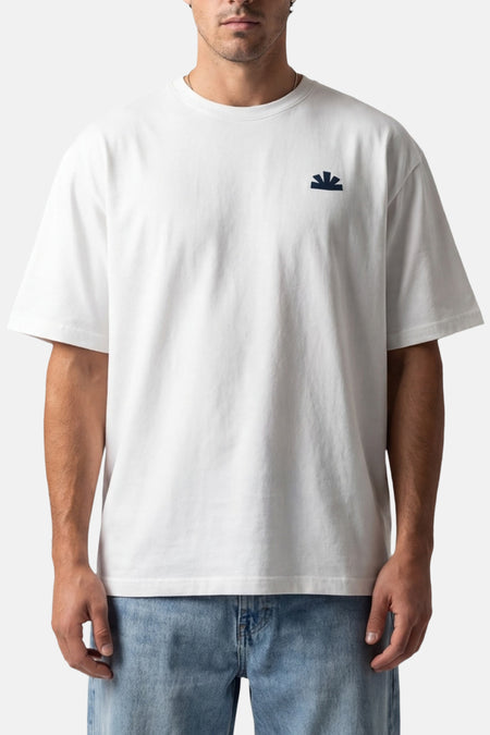 Wit T-shirt met korte mouwen van BASELAB, met een klein logo aan de voorkant en gedragen met jeans.
