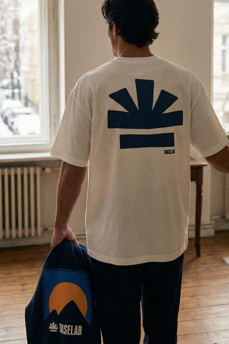 Wit T-shirt met korte mouwen van BASELAB, met donkerblauwe print op de rug, losse pasvorm.
