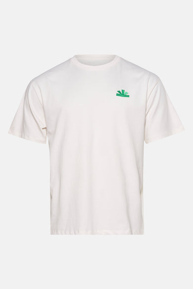 Wit T-shirt met korte mouwen van BASELAB, met een klein groen grafisch logo op de borst.
