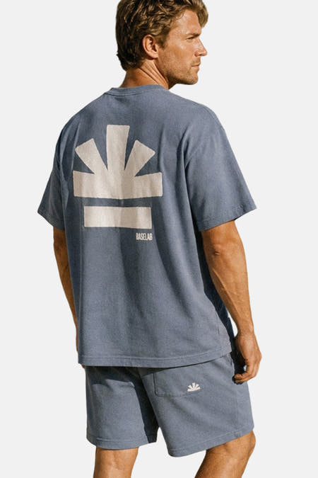 Blauwe korte mouw T-shirt van BASELAB met witte zonlogo op de rug, gezien van achteren, casual fit