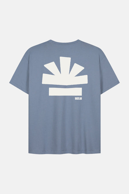 Blauwe korte mouw t-shirt van BASELAB met witte zonlogo op de rug, minimalistisch design, achterkant weergegeven