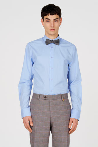 Blauw overhemd met lange mouwen van Le Fabuleux Marcel de Bruxelles, met knoopsluiting, gedragen met geruite pantalon en vlinderdas.
