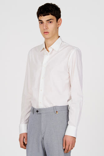 Wit hemd met lange mouwen van Le Fabuleux Marcel de Bruxelles, gedragen met een grijze pantalon.

