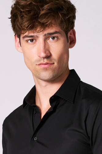 Chemise noire à manches longues de Le Fabuleux Marcel de Bruxelles, portée par un homme.