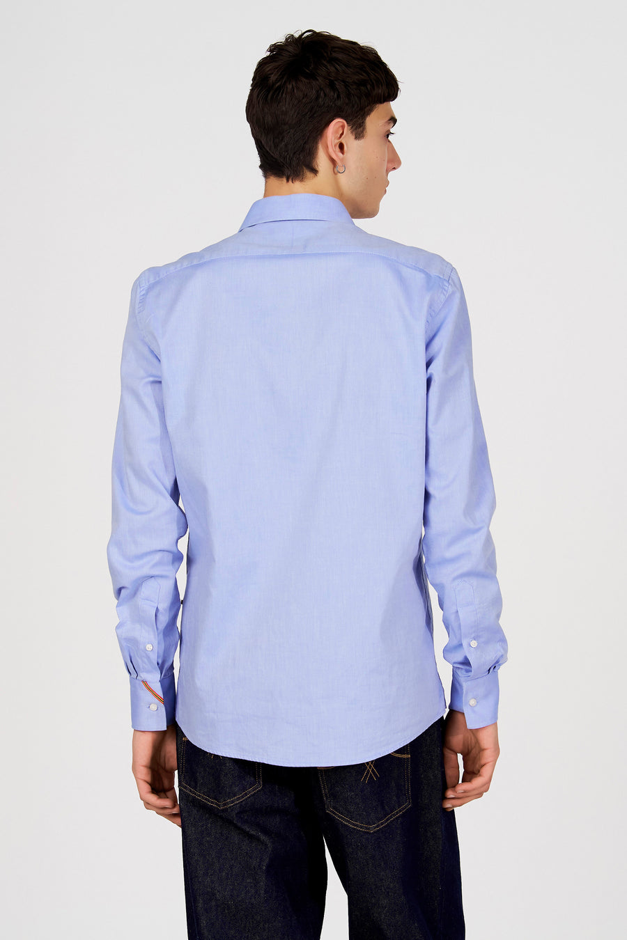 Blauw overhemd met lange mouwen van Le Fabuleux Marcel de Bruxelles, gezien van achteren, gedragen met een donkere jeans.

