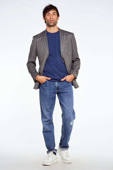 Blauwe blazer van Le Fabuleux Marcel de Bruxelles, gedragen met een blauw T-shirt en jeans.