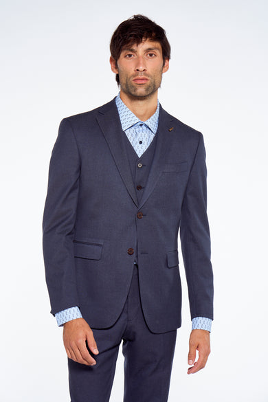 Donkerblauwe blazer van Le Fabuleux Marcel de Bruxelles, met drie knopen, notched kraag en gestreept overhemd eronder, front view.