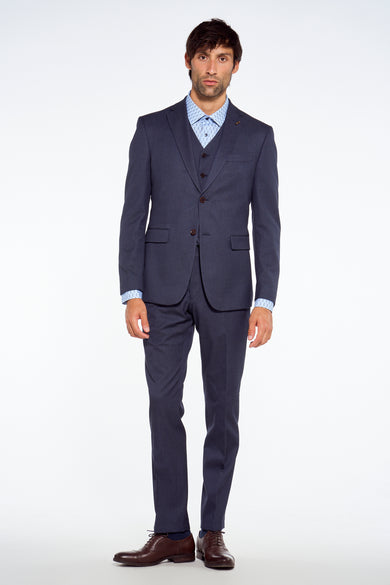 Blauwe blazer van Le Fabuleux Marcel de Bruxelles, met donkerbruine knopen en gestreept overhemd, full-body lifestyle shot