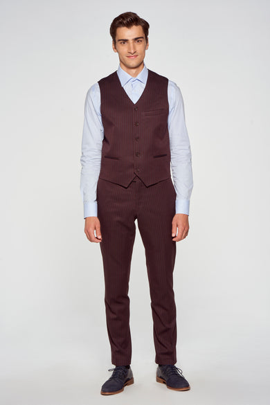 Bruine kostuumbroek van Le Fabuleux Marcel de Bruxelles, met een subtiel verticaal streepjespatroon en blauwe schoenen.