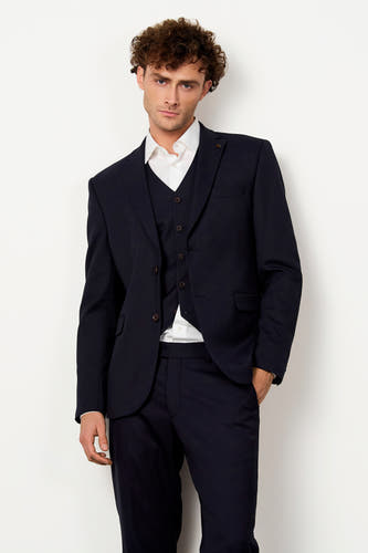 Donkerblauwe blazer van Le Fabuleux Marcel de Bruxelles, gestyled als driedelig pak met vest en wit overhemd.